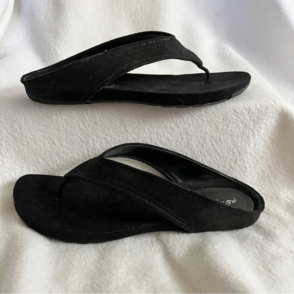 NWOB Kenneth Cole Vegan Suede Flip Flop Sandals - Picture 2 of 12